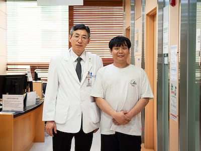 골육종을 극복한 권용후(29·부산시)씨(오른쪽)와 국립암센터 정형외과 강현귀 교수./사진=국립암센터
