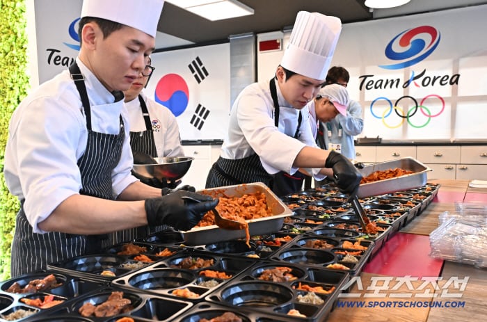 9일 이탈리아 밀라노에서 대한체육회가 운영하는 급식지원센터 공개 미디어행사가 열렸다. 국가대표팀 선수들에게 전달한 도시락을 만들고 있는 영양사들. 밀라노(이탈리아)=송정헌 기자songs@sportschosun.com/2026.02.09/