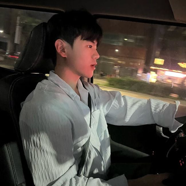 '만 19세' 윤후, 운전석 포착에 '무면허 의혹' 셀프 해명?…"무면라이더 아닙니다"