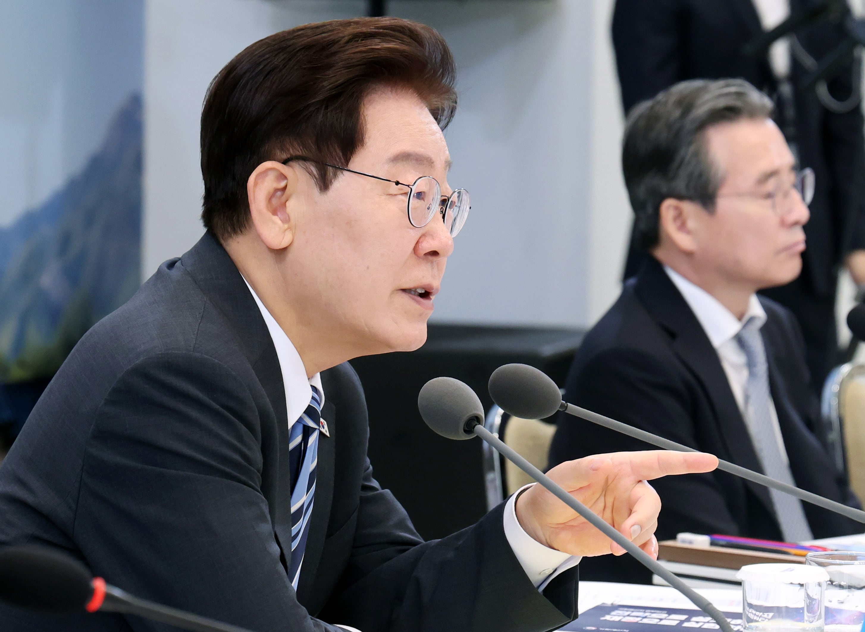 ‘주가누르기 방지법’ 지시한 李 “입법 지연, 어떻게든 속도 내라”