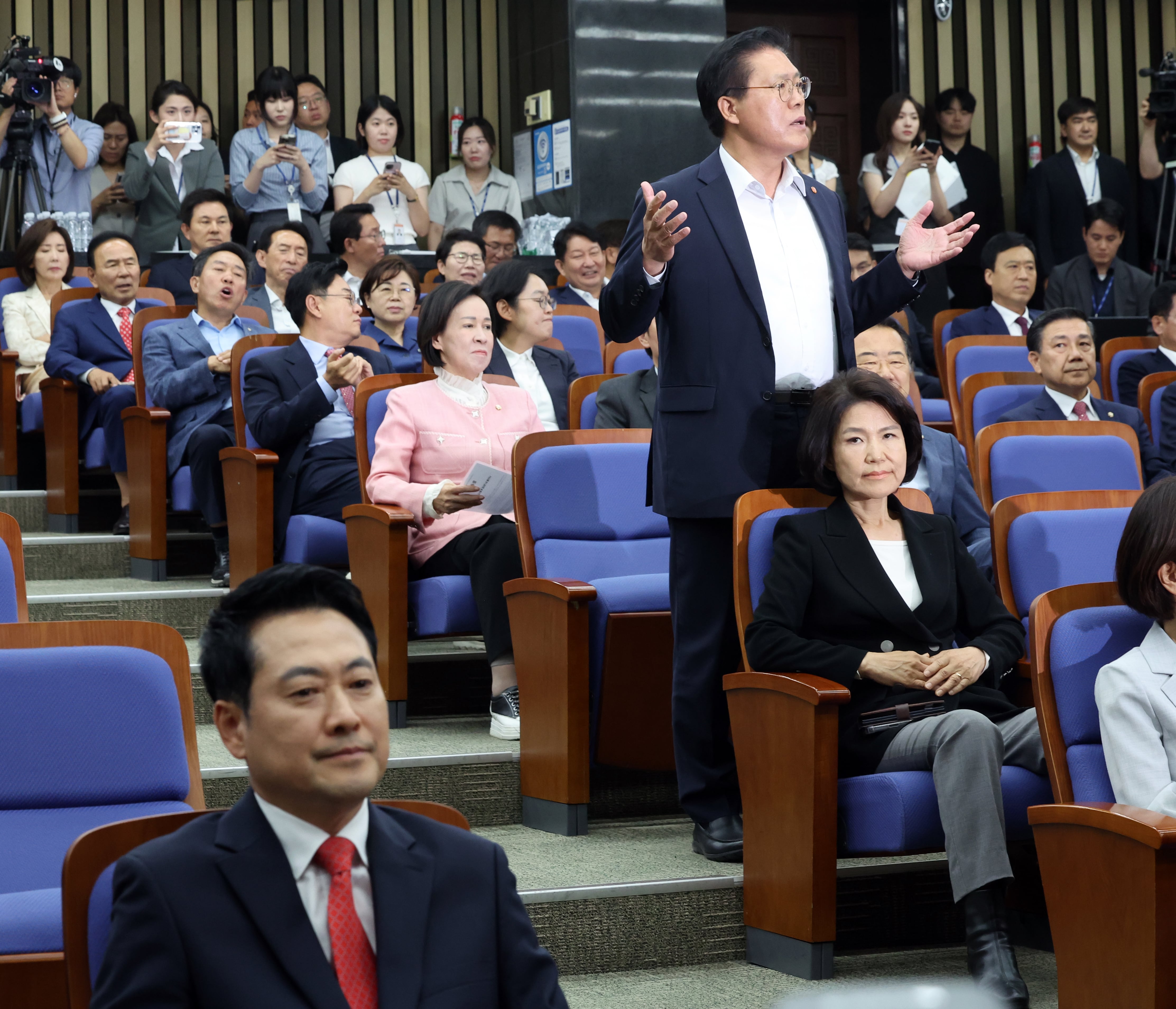 “최악의 당” 장동혁 거취 논의 국힘 의총, 시작부터 파열음