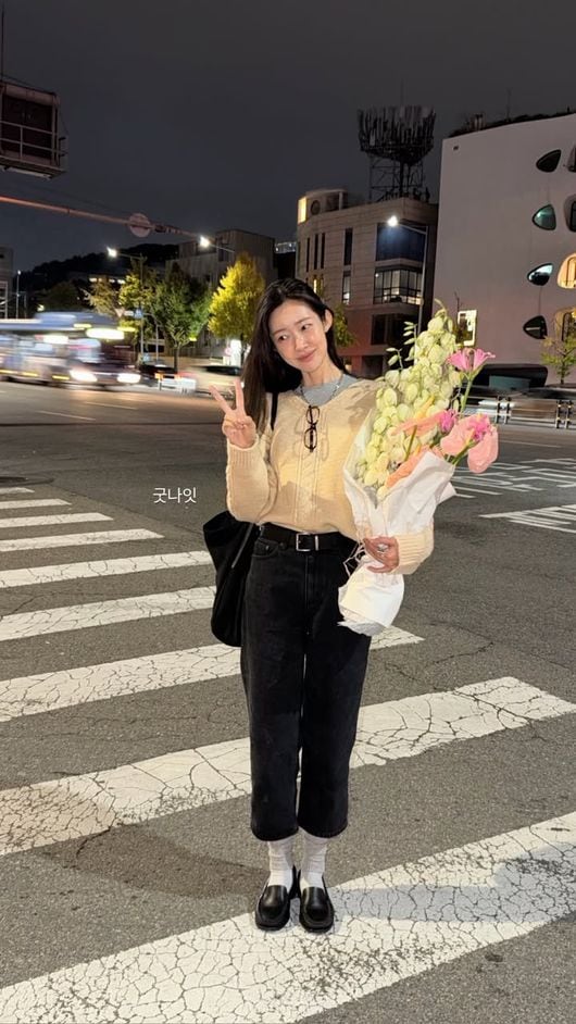 하정우♥가 줬나?…'12월 결혼' 앞둔 차정원, 꽃다발 들고 청순 미모 폭발
