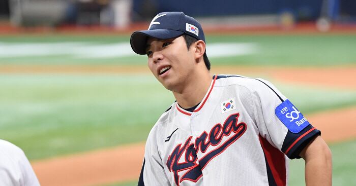 수비 훈련 준비 중인 김영웅