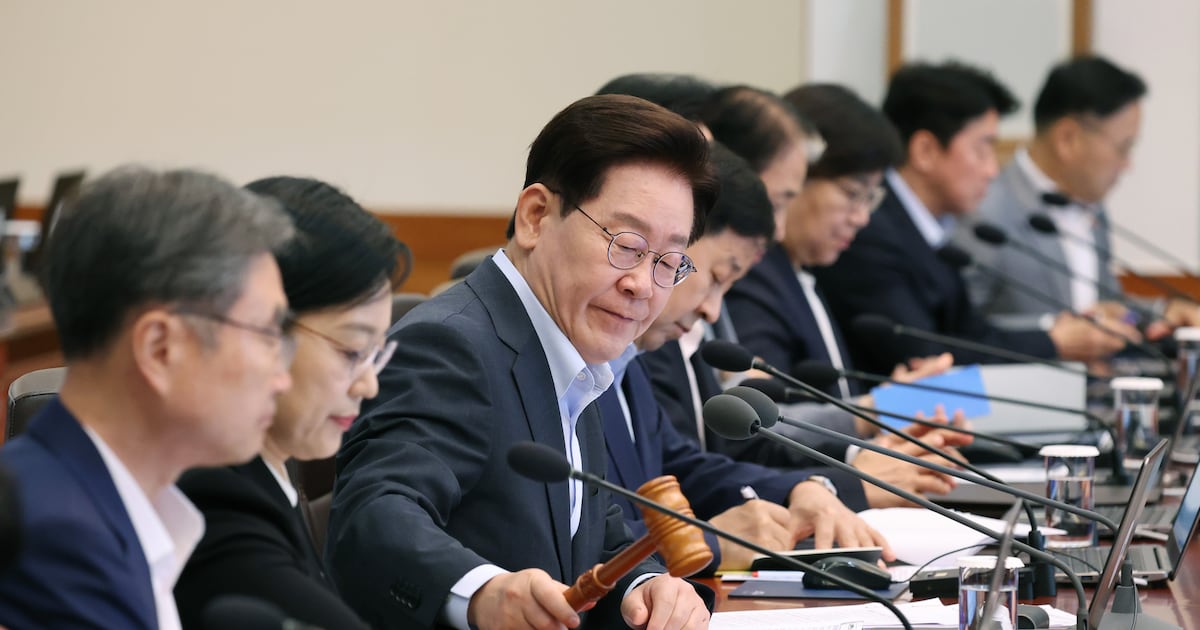 President Lee Jae-myung declares the opening of a Cabinet meeting at Cheong Wa Dae