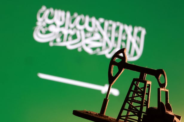 사우디아라비아 국기 앞에 석유 펌프 모형./로이터 연합뉴스