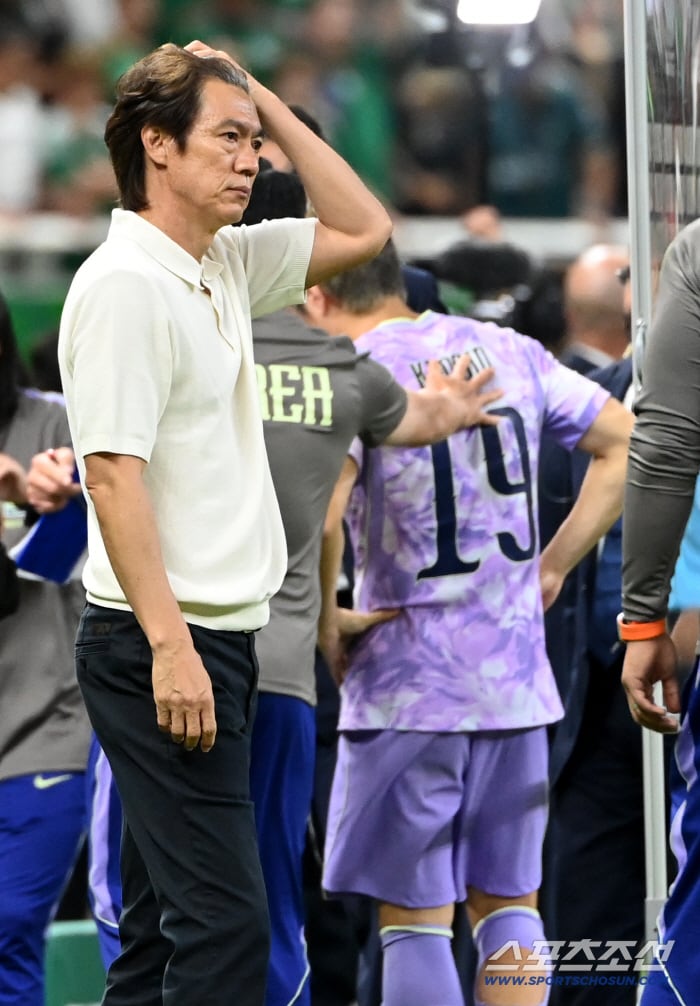 '어이없는 실수' 0-1 석패 속 선수들 감싼 홍명보 감독 "실수 아쉽지만, 고개 숙일 필요없어"