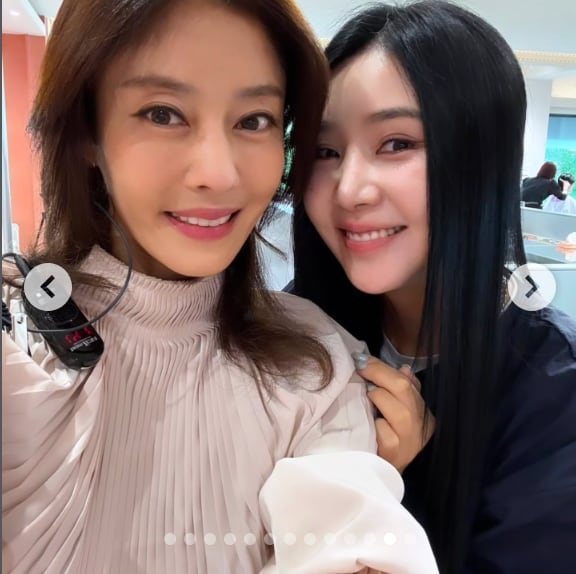 쥬얼리 이지현, 예약 대란 났다더니..中 인플루언서 차오루도 찾았다