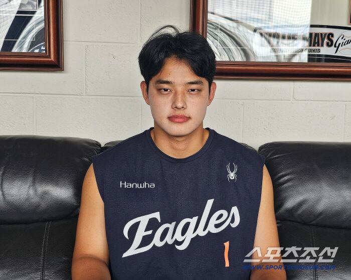 인터뷰에 임한 문동주. 김영록 기자