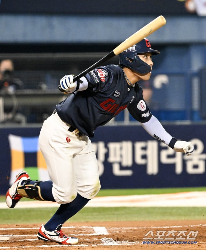 14일 잠실구장에서 열린 LG와 롯데의 경기. 롯데 황성빈이 안타를 날리고 있다. 잠실=박재만 기자 pjm@sportschosun.com/2026.04.14/