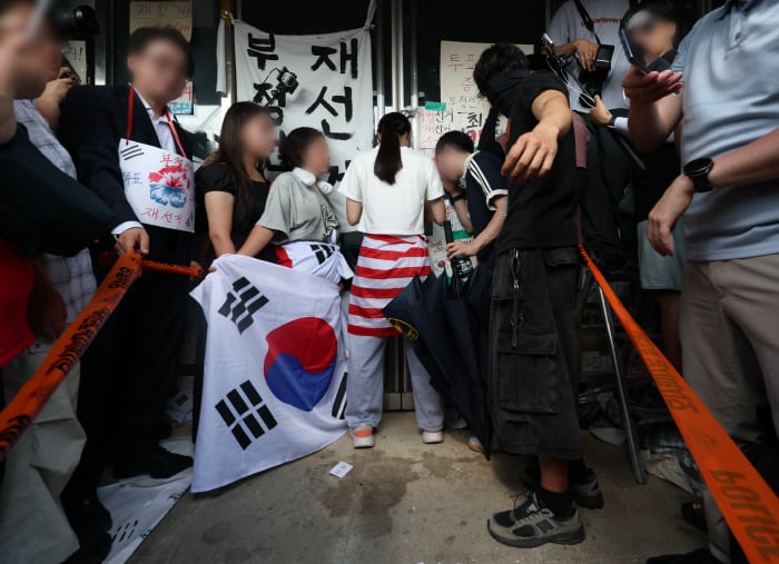 "이럴 일인가" 장비 빌려 출국한 펜싱 국대, 亞선수권 호텔비,참가비도 임원 사비 송금...잠실 개표소 봉쇄, 체육단체 진입 난항 '점입가경'