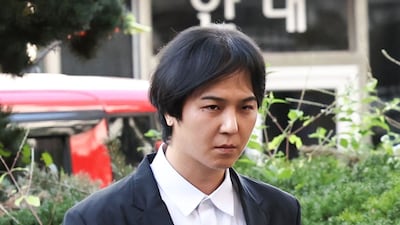 병역법 위반 혐의를 받는 가수 송민호가 1일 오전 서울 마포구 서울서부지방법원에서 열린 1심 선고공판에 출석하고 있다. /뉴스1