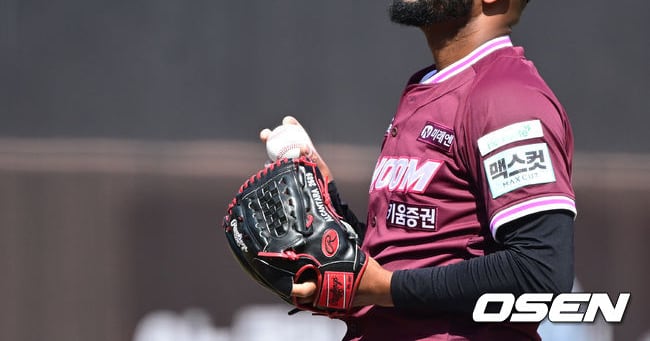 2026 KBO 개막전 키움 선발 알칸타라 투구 장면