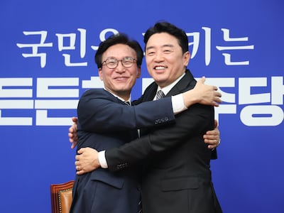 김민석 더불어민주당 대표가 18일 서울 여의도 국회를 찾은 강훈식 대통령 비서실장을 접견하며 포옹하고 있다. 2026.8.18 ⓒ 뉴스1 신웅수 기자