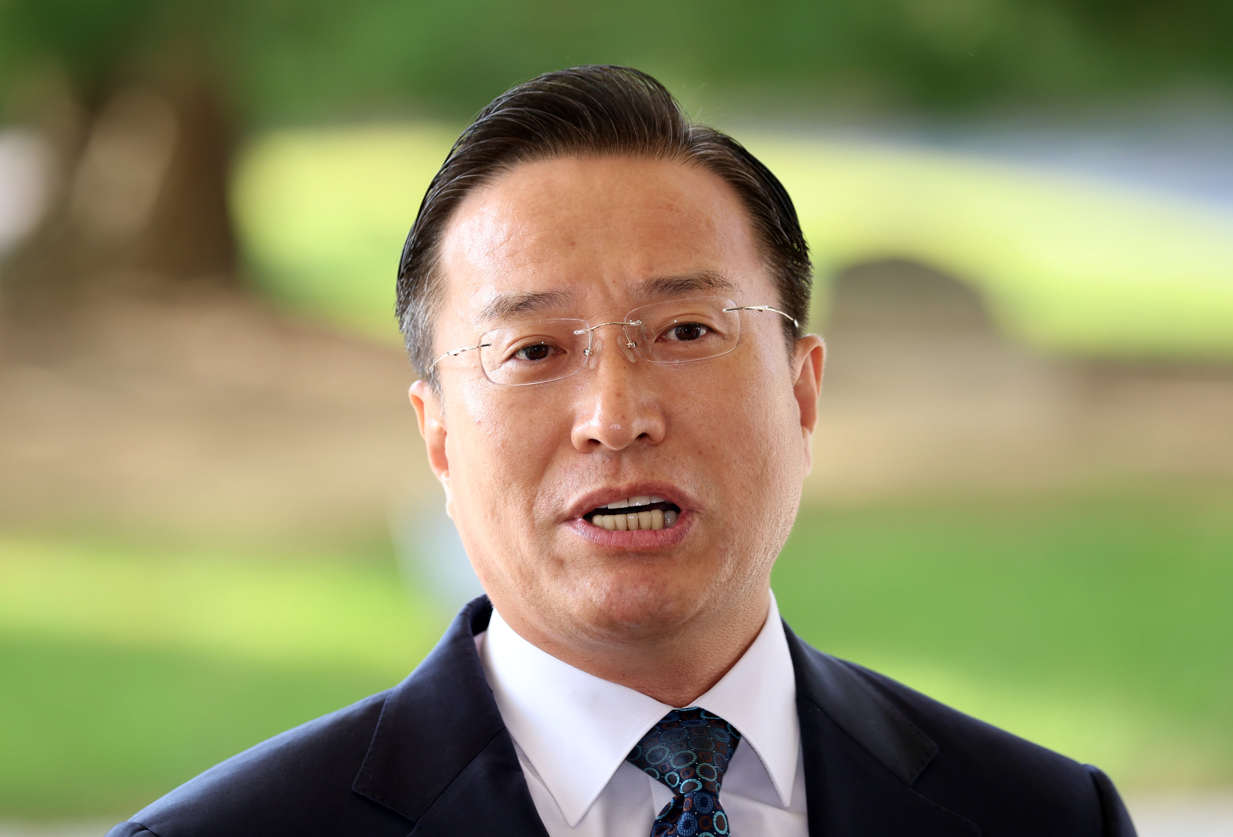 이정현 검찰총장 직무대행이 23일 오전 서울 서초구 대검찰청으로 출근하며 취재진 질문에 답변하고 있다. /뉴스1