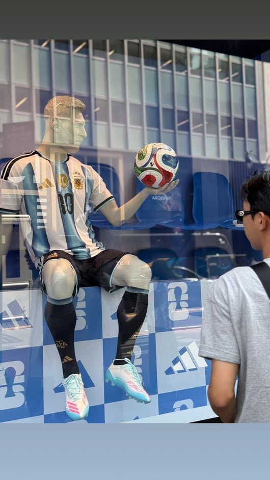 트로트 영웅과 축구 영웅…임영웅, '최애' 메시 만났다! 냅다 큰절