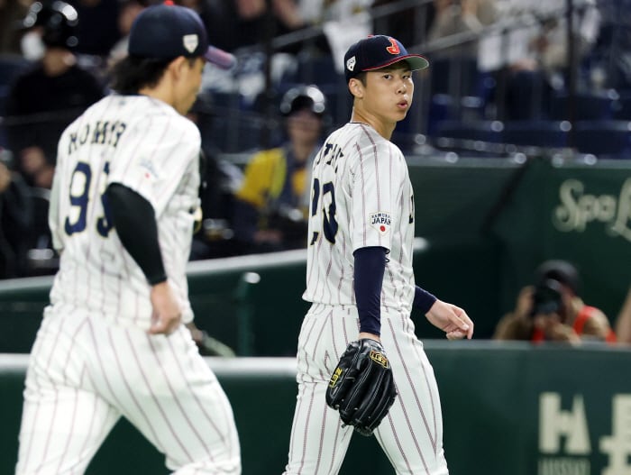 역투하는 일본 선발투수 소타니 류헤이 (도쿄=연합뉴스) 이동해 기자 = 15일 일본 도쿄돔에서 열린 2025 K베이스볼 시리즈 대한민국과 일본의 평가전. 1회초 일본 선발투수 소타니 류헤이가 무실점으로 이닝을 마친 뒤 더그아웃으로 향하고 있다. 2025.11.15 eastsea@yna.co.kr<저작권자(c) 연합뉴스, 무단 전재-재배포, AI 학습 및 활용 금지>
