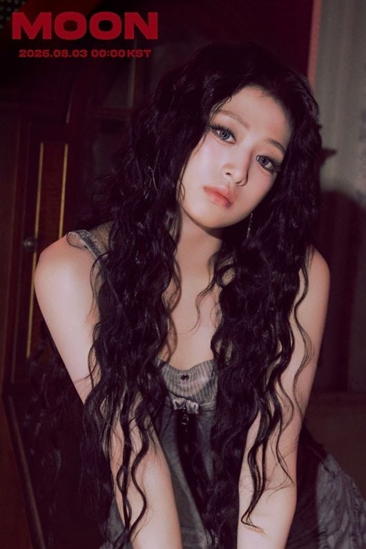 베이비몬스터 아현·로라, 영화 주인공 같은 압도적 다크 아우라