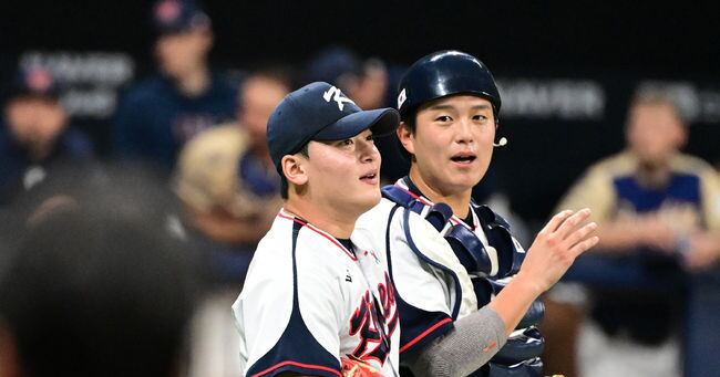 승리를 기뻐하는 조병현-조형우 배터리