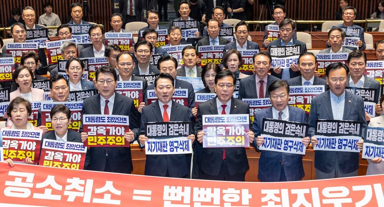 장동혁 국민의힘 대표를 비롯한 의원들이 6일 국회에서 열린 의원총회에서 여권이 추진 중인 '검찰 조작기소 및 공소취소 특별검사' 추진 중단을 촉구하는 규탄 구호를 외치고 있다. /연합뉴스
