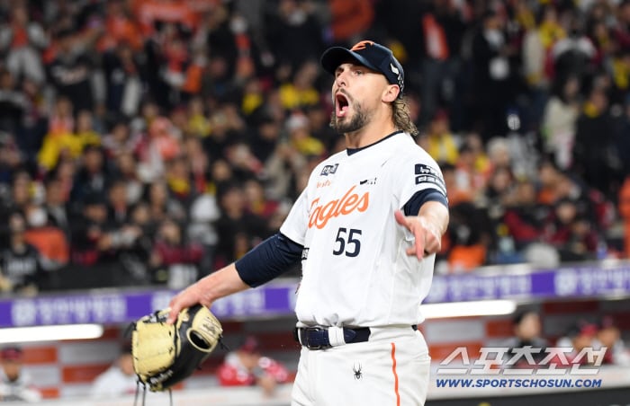 30일 대전 한화생명볼파크에서 열린 한국시리즈 4차전 한화 이글스와 LG 트윈스의 경기. 8,2이닝 무실점 호투를 펼친 한화 선발 와이스가 포효하고 있다. 대전=박재만 기자 pjm@sportschosun.com/2025.10.30/