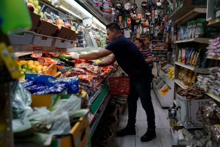 미국 워싱턴의 한 슈퍼마켓에서 근로자가 일하고 있다. / 로이터 연합뉴스