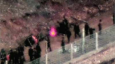 합동참모본부가 2024년 공개한 군사분계선(MDL) 이북 일대 북한군의 작업 모습. 북한군은 MDL이북에 전술도로와 철책을 설치하는 등 국경화 작업을 이어가고 있다. (합동참모본부 제공) 2024.12.23 ⓒ 뉴스1