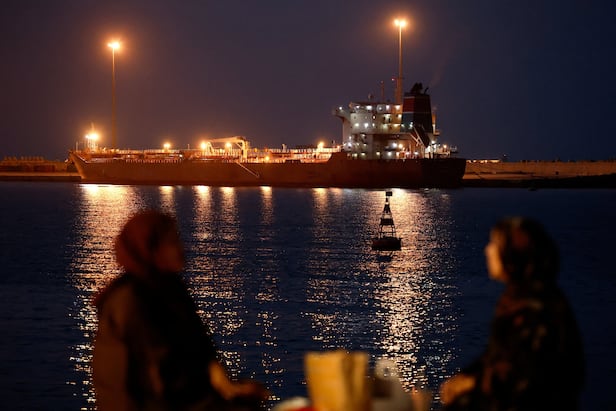 12일 오만 무스카트에서 이란과 미국-이스라엘의 갈등으로 호르무즈 해협에서 교통이 정체된 가운데 칼리스토 유조선이 술탄 카부스 항구에 정박하고 있다. /연합뉴스