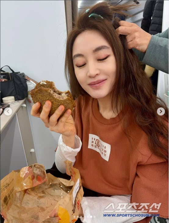 김혜수, 희귀한 츄리닝 비주얼...'지금 불륜이 문제가 아닙니다' 살짝 공개