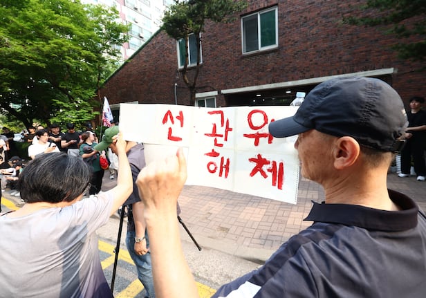 4일 오전 제9회 전국동시지방선거 및 국회의원 재·보궐선거 투표함 이송이 지연되고 있는 서울 송파구 잠실7동 제2투표소에서 시위대와 일부 주민들이 선거관리위원회 해체를 외치고 있다./뉴스1