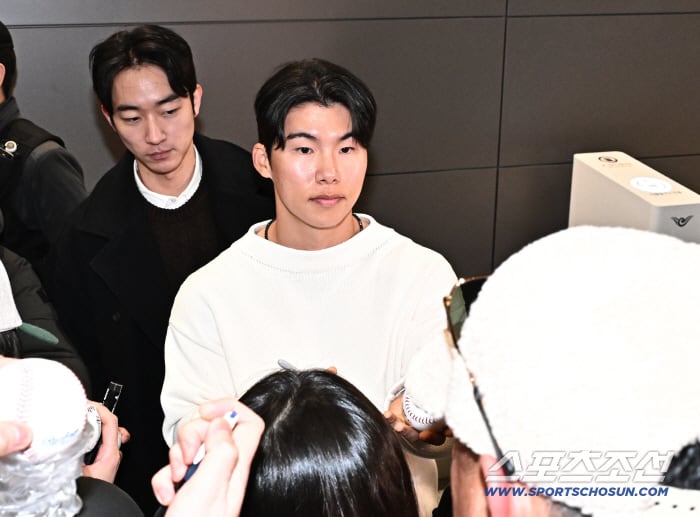 21일 오후 김혜성이 인천공항 제2터미널을 통해 출국했다. 출국에 앞서 팬들에게 사인을 해주고 있는 김혜성. 인천공항=송정헌 기자songs@sportschosun.com/2026.01.21/