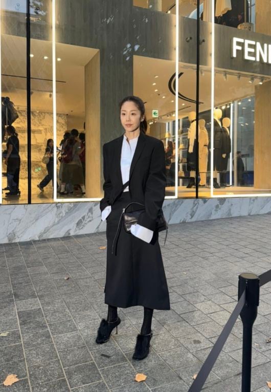 고현정, 뼈말라의 정석···초복에 갖춰 입은 풀 정장에도 고고하게