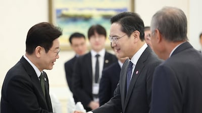 이재명 대통령이 지난 2월 4일 청와대에서 열린 청년일자리와 지방투자 확대를 위한 기업간담회에 참석하며 이재용 삼성전자 회장과 대화를 하고 있다. /뉴스1