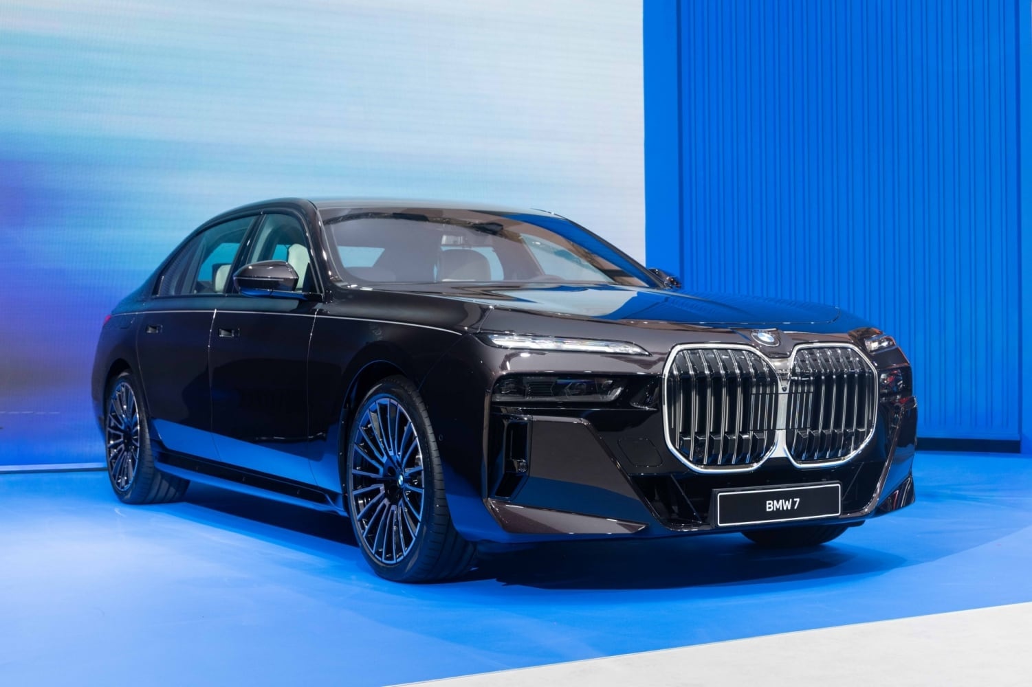 전 세계 135대 한정판… BMW, 7시리즈 ‘네로 루쏘 에디션’ 공개