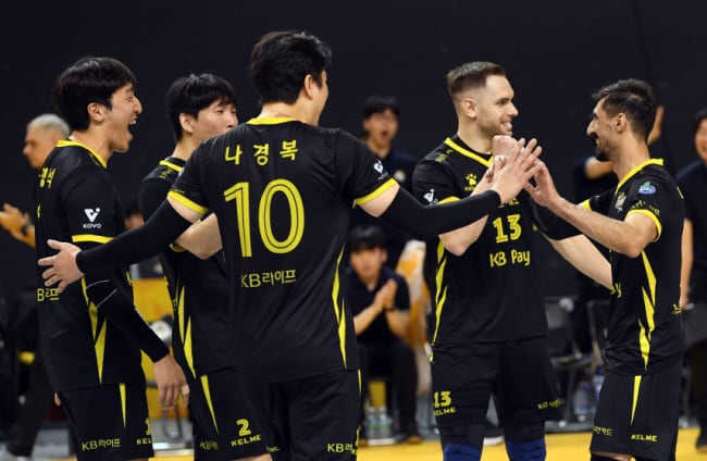 18일 의정부 경민대학교 체육관에서 열린 V리그 남자부 KB손해보험과 삼성화재의 경기. 승리한 KB손해보험 선수들이 기뻐하고 있다. 의정부=박재만 기자 pjm@sportschosun.com/2025.12.18/