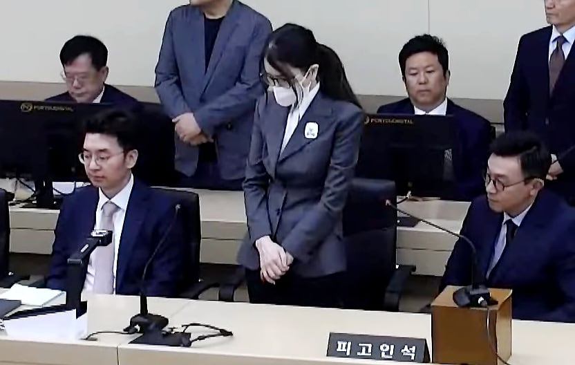 김건희 ‘무상 여론조사’ 상고심 무기한 연기… 대법 전원합의체 회부
