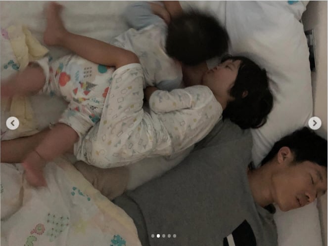 박지성, 아들딸과 한침대에 나란히…♥김민지가 공개한 ‘현실 아빠 일상’