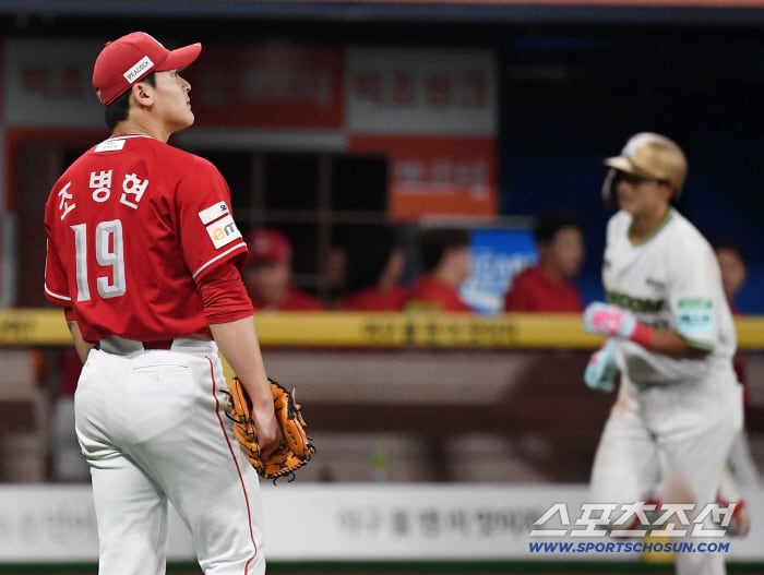 19일 고척 스카이돔에서 열린 키움과 SSG의 경기. 9회말 키움 김웅빈이 SSG 조병현을 상대로 끝내기홈런을 날렸다. 홈런을 허용한 조병현. 고척=송정헌 기자songs@sportschosun.com/2026.05.19/