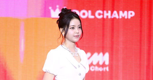 Sao Kpop Hearts2Hearts Carmen thu hút ống kính tại thảm đỏ KMA 2026 ở Seoul