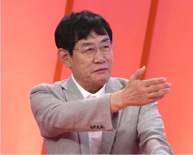A news image of entertainer Lee Kyung-kyu speaking about his son-in-law football player Kim Young-chan