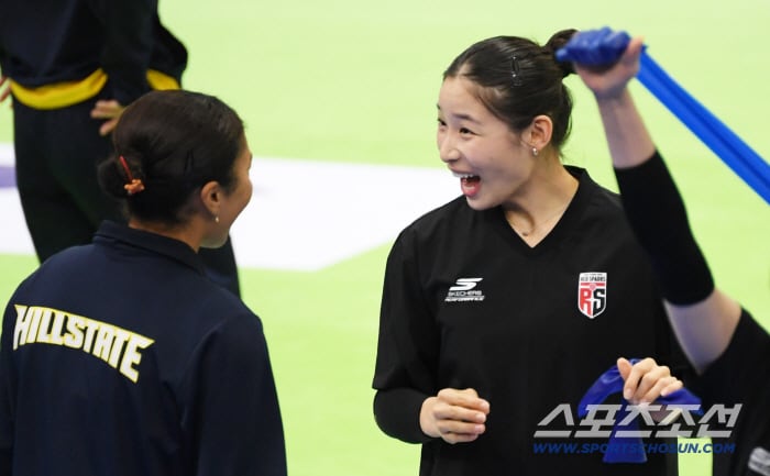 25일 수원체육관에서 열린 V리그 현대건설과 정관장의 경기 전 정관장 인쿠시가 현대건설 자스티스와 인사를 나누며 미소 짓고 있다. 수원=박재만 기자 pjm@sportschosun.com