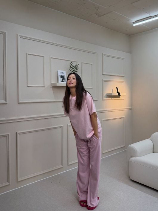 '168cm' 김희선, '핑크 트레이닝복' 입고 뽐낸 비율…"얼굴이 얼마나 작은 거야?"