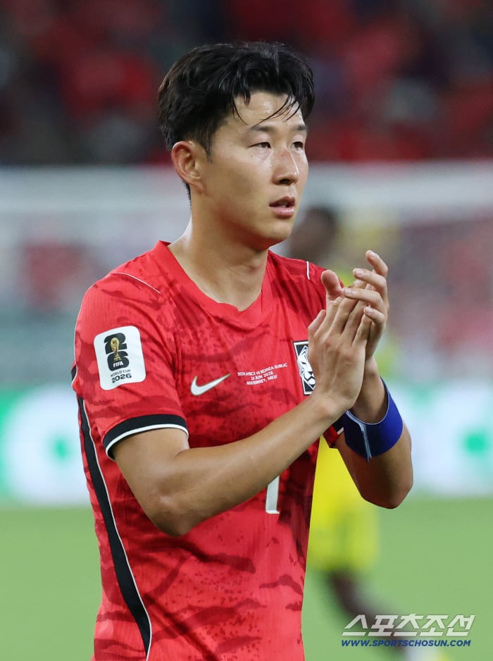 25일(한국시각) 멕시코 몬테레이 인근 과달루페의 에스타디오 몬테레이에서 열린 2026 북중미 월드컵 대한민국과 남아공의 경기. 한국 대표팀이 0-1로 패하자 손흥민 등 선수들이 침울한 표정으로 경기장을 걷고 있다. 과달루페(멕시코)=허상욱 기자wook@sportschosun.com/2026.06.25/