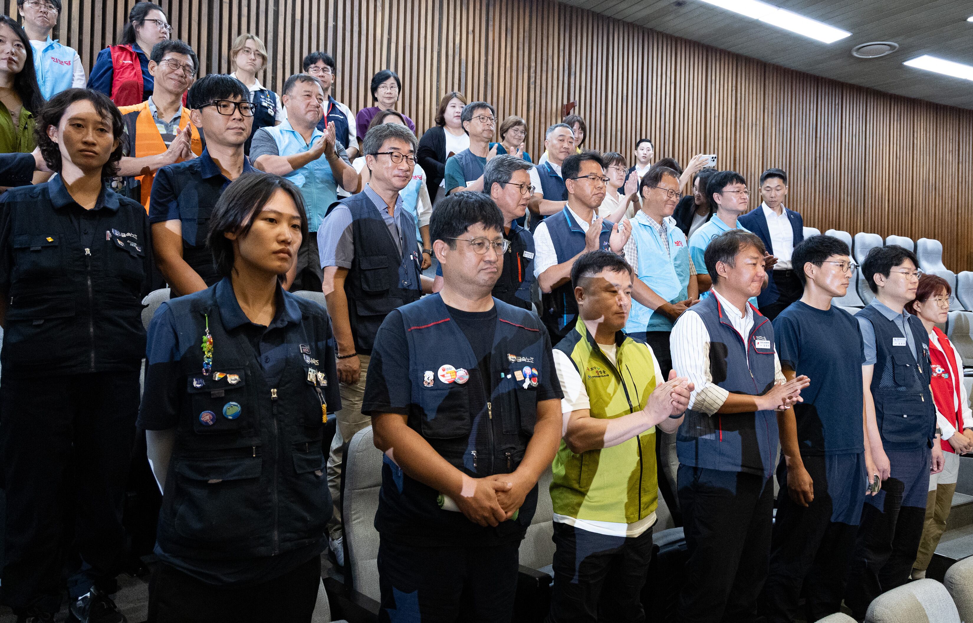 민주노총, 진보당 등 노조법 2·3조 개정운동본부가 24일 서울 여의도 국회에서 열린 제428회 국회(임시회) 제2차 본회의에서 노동조합 및 노동관계조정법 일부개정법률안(대안) 가결을 지켜보고 있다. /뉴스1
