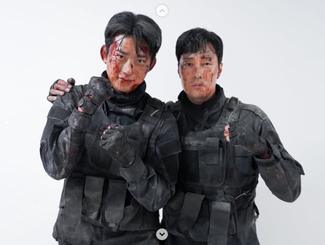 소지섭, 옥택연에 얼마나 고마웠으면..피범벅 얼굴에 리본 달고 '미소'