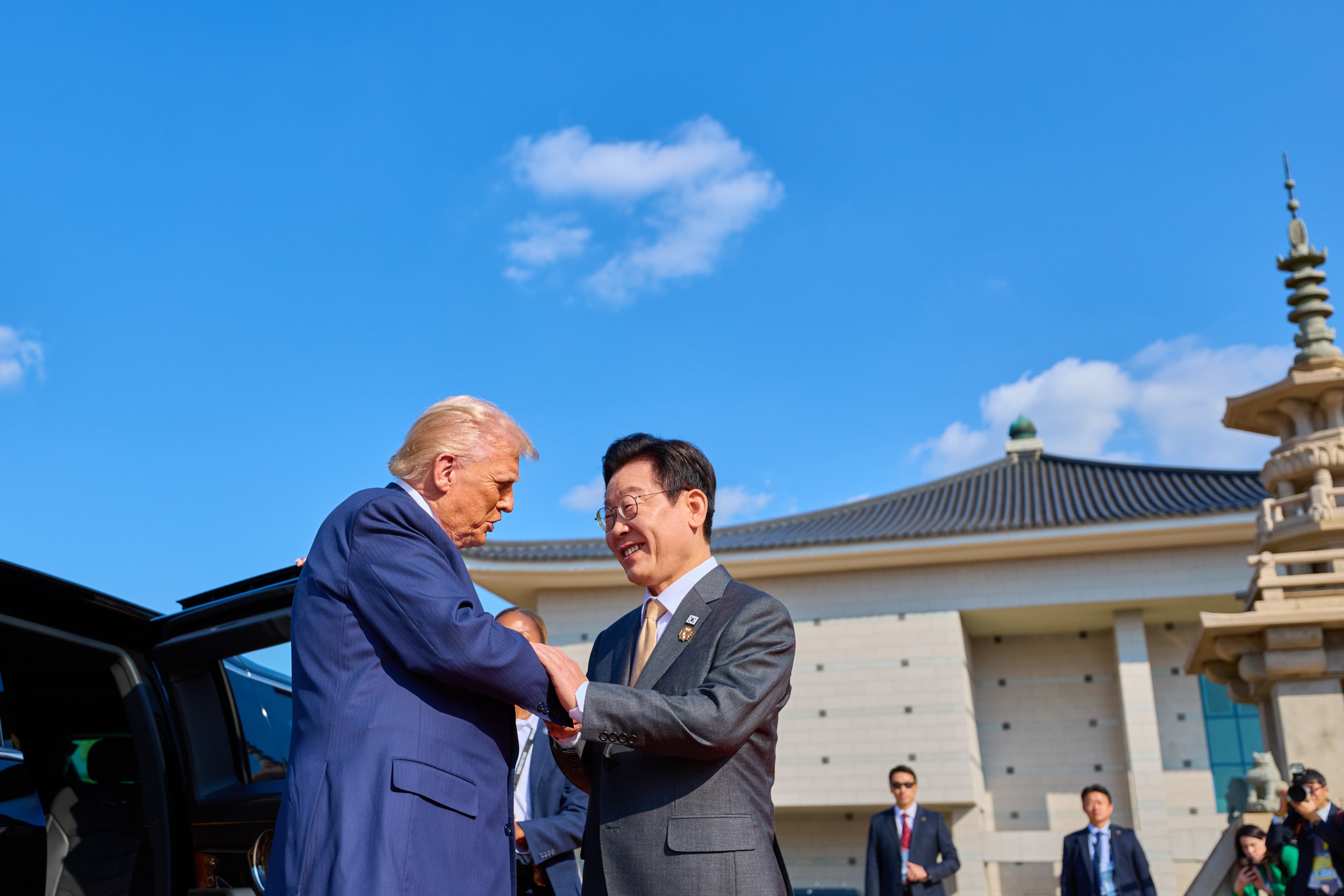 이재명 대통령이 지난해 경주 APEC 정상회의 기간 경북 경주박물관에 도착한 도널드 트럼프 미국 대통령과 악수하고 있다. /대통령실