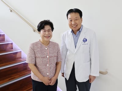 폐암 3기를 이겨낸 신숭휘(왼쪽)와 그의 주치의인 분당차병원 종양내과 김주항 교수./사진=분당차병원