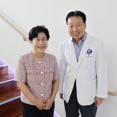 폐암 3기를 이겨낸 신숭휘(왼쪽)와 그의 주치의인 분당차병원 종양내과 김주항 교수./사진=분당차병원