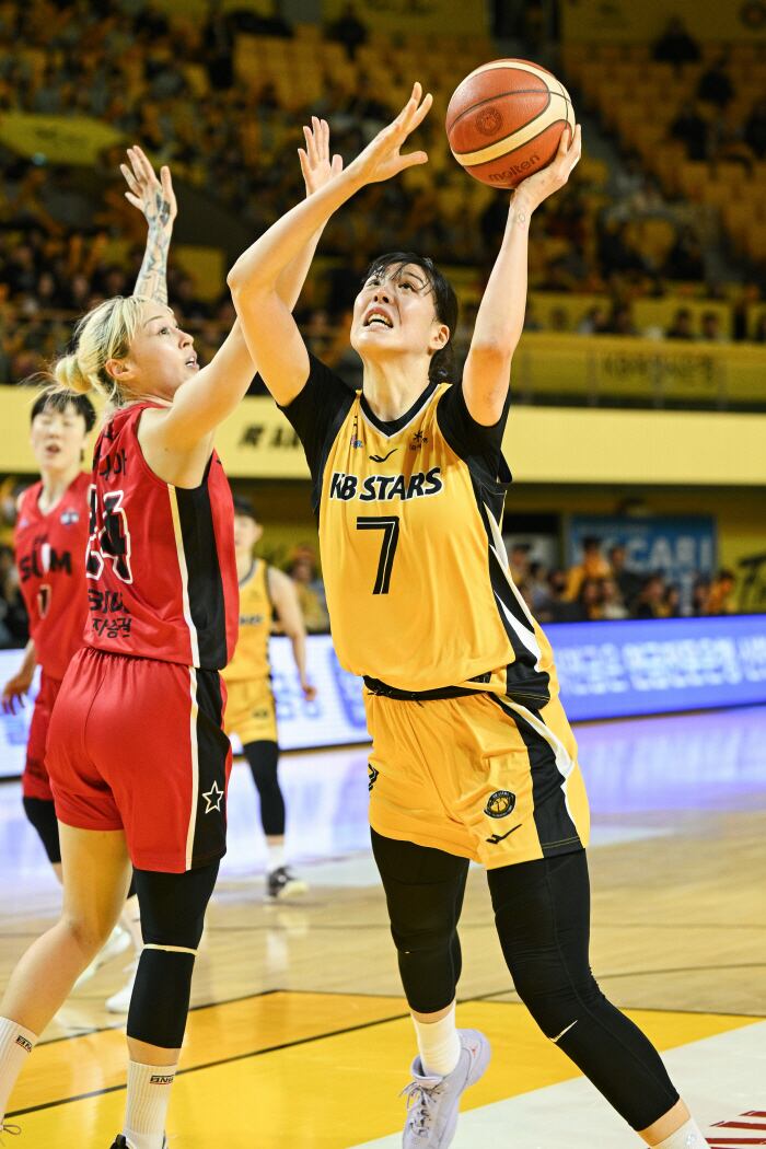 KB스타즈 박지수(오른쪽)가 2일 청주체육관에서 열린 BNK썸전에서 BNK 김소니아의 수비를 제치고 골밑슛을 시도하고 있다. 사진제공=WKBL