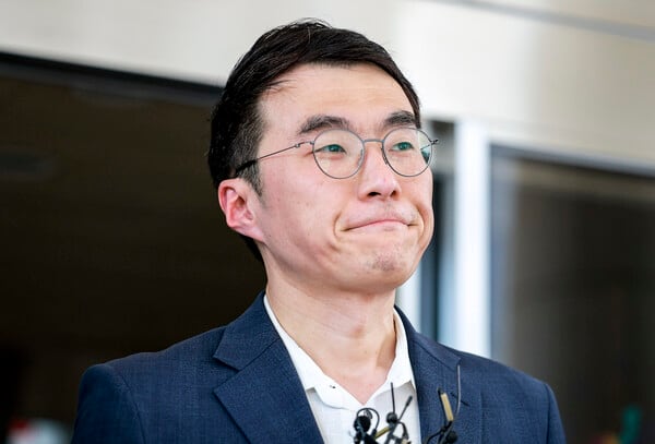 김남국 대통령실 국민디지털소통비서관이 지난 8월 21일 서울 양천구 서울남부지방법원에서 열린 ‘허위 재산 신고' 관련 항소심 선고를 마친 뒤 취재진 앞에서 생각에 잠겨 있다. photo 뉴시스