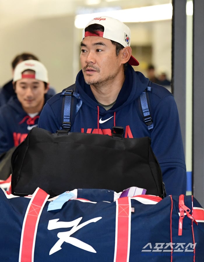 16일 오전 WBC야구대표팀이 인천공항 제1터미널을 통해 귀국했다. 입국장을 나서고 있는 노경은. 인천=송정헌 기자songs@sportschosun.com/2026.03.16/